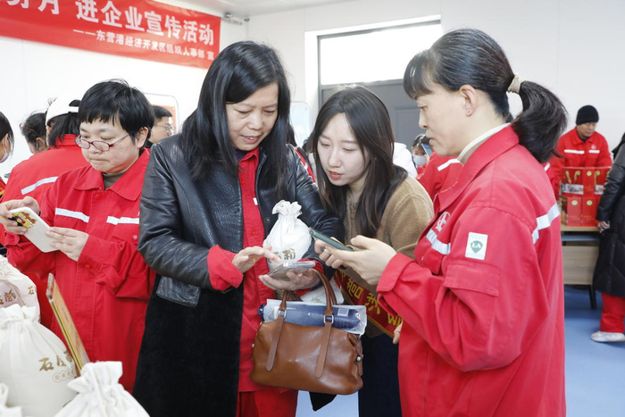 社保服务暖人心——东营港经济开发区开展社会保障卡惠民服务进企业活动