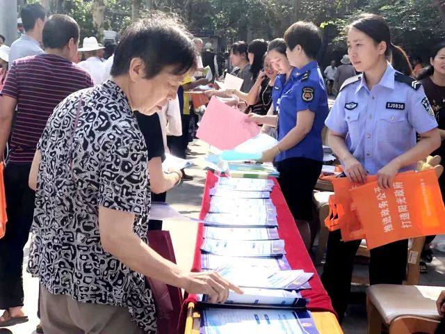 推行政务公开 建设服务型政府 灞桥区政务公开集中宣传活动纪实